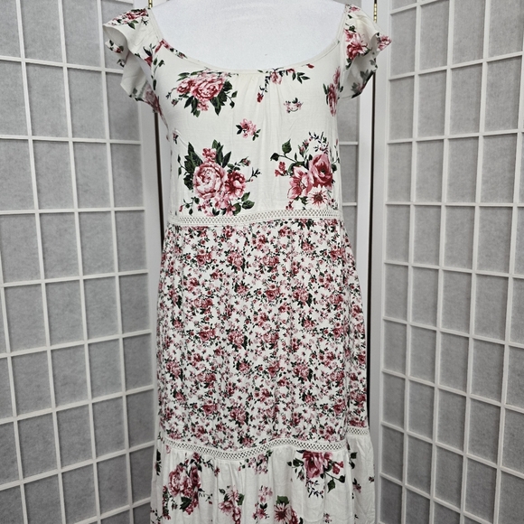 #38.By The River Rose print maxi dress with crochet details - Picture 5 of 10